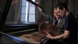 avec le Conservateur A. Mosconi au musée Stradivari de Crémone